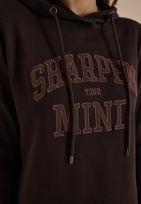 Ein dunkelbrauner Hoodie mit dem Schriftzug "SHARPEN YOUR MIND".