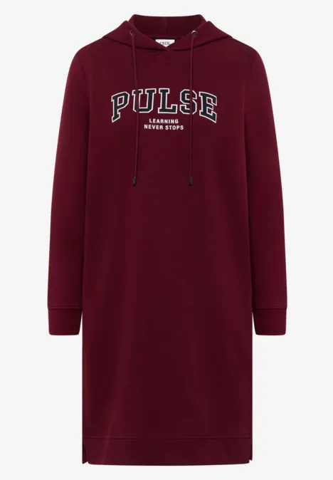 Dunkelroter Kapuzenkleid mit 'PULSE'-Schriftzug und seitlichen Schlitzen.