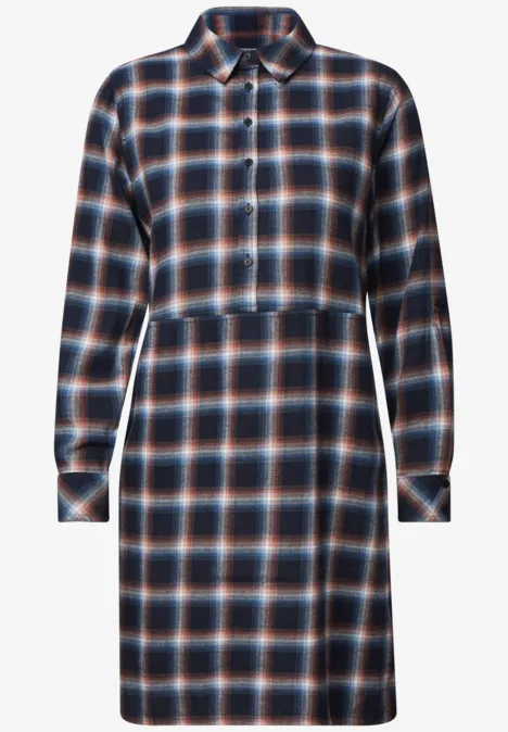 Robe à carreaux arrivant aux genoux urban dark blue Dunkelblau-weiß-orange kariertes Hemdkleid mit Kragen, langen Ärmeln und Taillengürtel.
