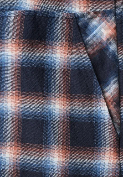 Robe à carreaux arrivant aux genoux urban dark blue Ein kariertes Flanellmuster in Blau, Weiß und Orange.