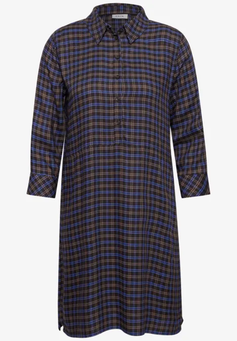 Halflange overhemdjurk met blauw-bruin ruitpatroon, klassieke kraag en driekwartmouwen.