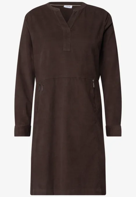 Robe en velours côtelé marron à manches longues, col V et poches zippées à la taille.