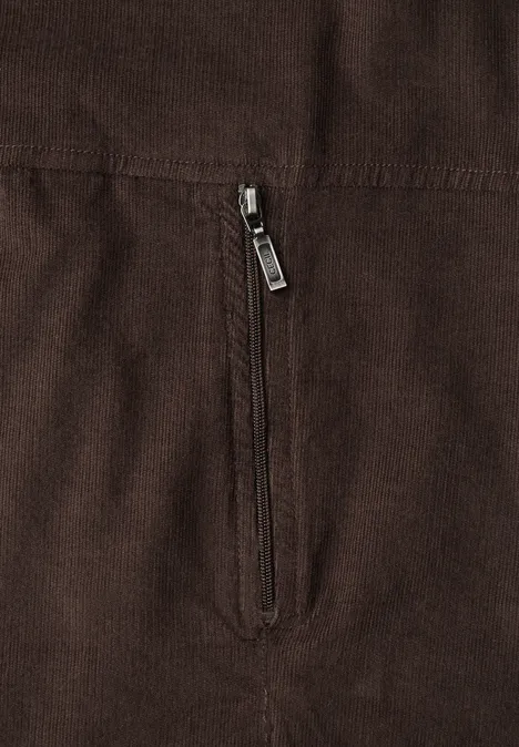 Tissu en velours côtelé marron avec poche zippée verticale.