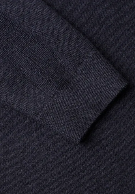 Kniehoge jurk met col urban dark blue Close-up van een donkerblauw gebreide trui met boord