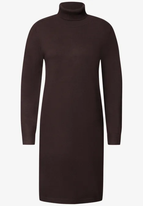 Braunes, tailliertes Strickkleid mit Rollkragen und langen Ärmeln.