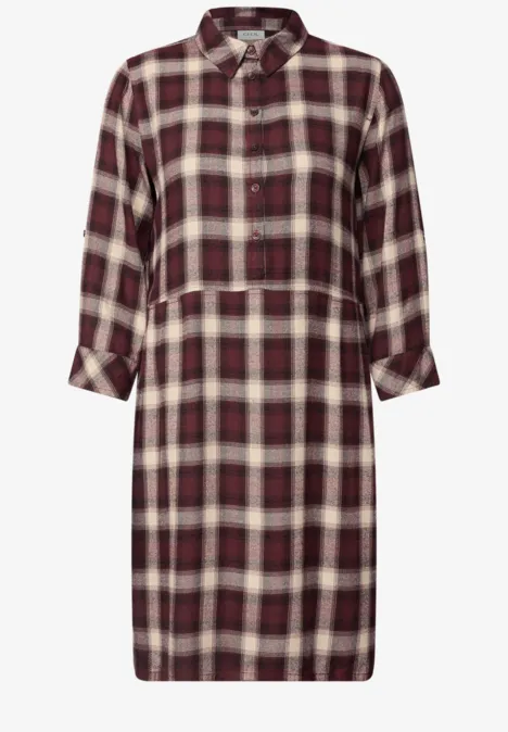 Rotes kariertes Hemdkleid mit langen Ärmeln und Knopfleiste, locker geschnitten.