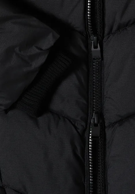 Nahaufnahme einer schwarzen Steppjacke mit Doppelreißverschluss und elastischem Bündchen