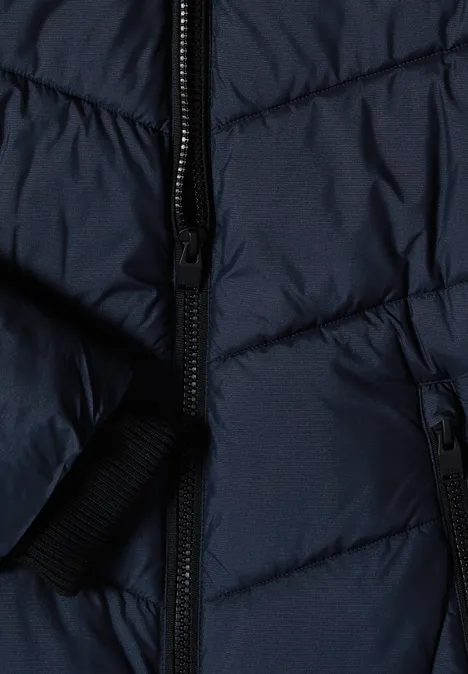 Nahaufnahme einer dunkelblauen Steppjacke mit Reißverschluss und Tasche