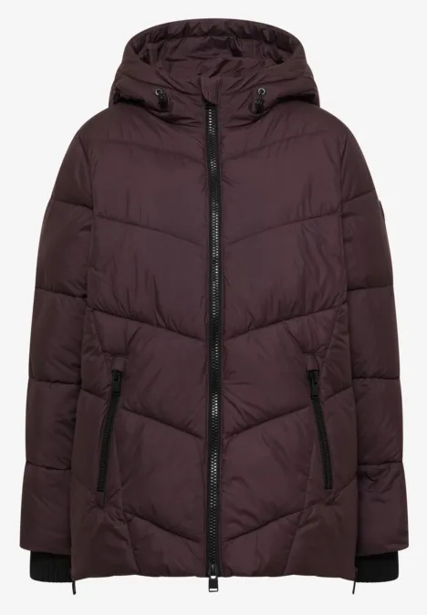 Dunkelviolette gesteppte Winterjacke mit Kapuze, Reißverschluss vorne und seitlichen Taschen.
