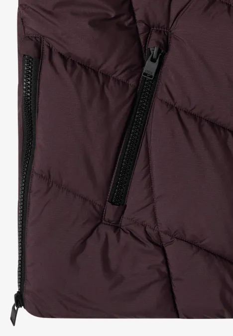 Nahaufnahme einer dunkelroten Steppjacke mit sichtbaren Reißverschlusstaschen.