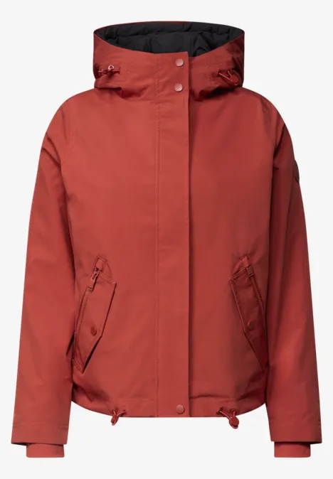 Rote Outdoor-Jacke mit Kapuze, Taschen und verstellbarem Saum.