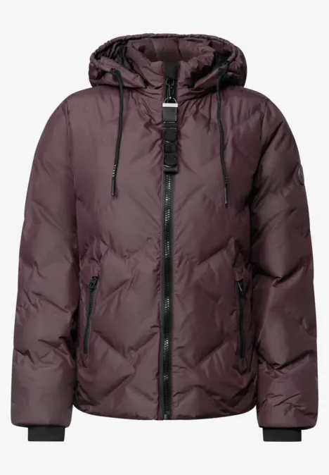 Veste matelassée à capuche et fermeture éclair berry red Eine gesteppte, dunkelrote Kapuzenjacke mit Reißverschluss und Seitentaschen.