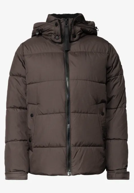 Dunkelbraune gesteppte Daunenjacke mit Kapuze, Reißverschluss und Seitentaschen.