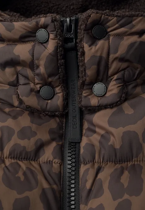 Braune Camouflage-Steppjacke mit Reißverschluss und Druckknöpfen im Kragenbereich.