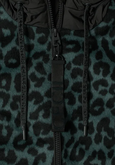 Kapuzensweatshirt mit mittigem Reißverschluss und dunkelgrünem Leopardenmuster, schwarze Kordeln.