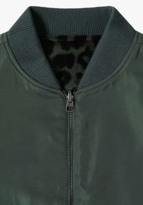 Dunkelgrüne Bomberjacke mit Reißverschluss, geripptem Kragen und Leopardenmuster-Futter.