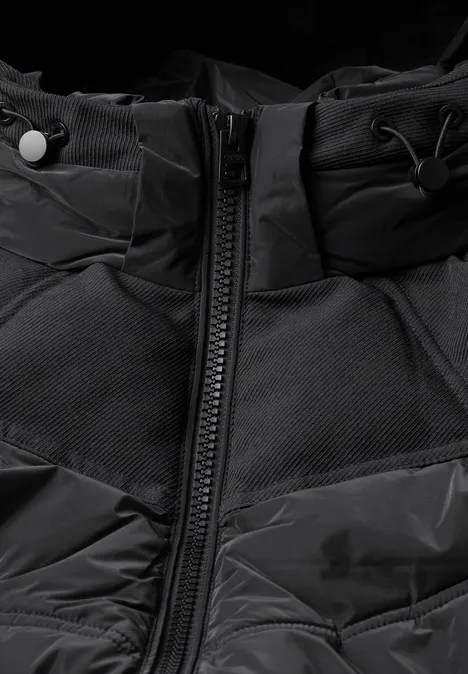Veste matelassée à capuche avec des détails en sergé Black Schwarze Steppjacke mit Reißverschluss, hohem Kragen und Kapuze