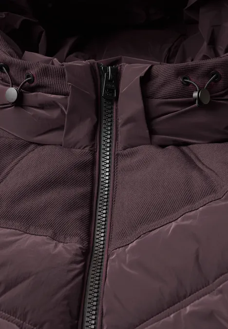 Veste matelassée à capuche avec des détails en sergé berry red Gros plan sur une doudoune matelassée violette foncée avec zip et capuche ajustable.