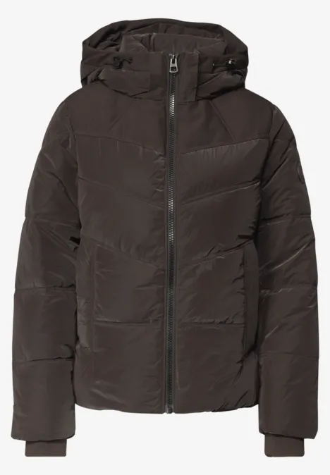 Veste matelassée à capuche avec des détails en sergé chocolate sauce brown Veste matelassée marron foncé avec capuche, fermeture éclair avant et poches latérales.