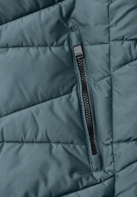 Steppjacke mit Kapuze und Zipper mountain air blue Grüne gesteppte Jacke mit Reißverschluss-Tasche in Nahaufnahme.