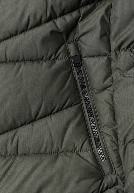 Steppjacke mit Kapuze und Zipper olive night Nahaufnahme einer olivgrünen, gesteppten Jacke mit senkrechter Reißverschlusstasche.