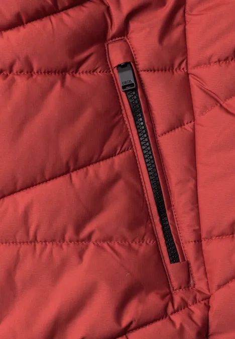 Rote gesteppte Jacke mit sichtbarem Reißverschluss an einer Tasche