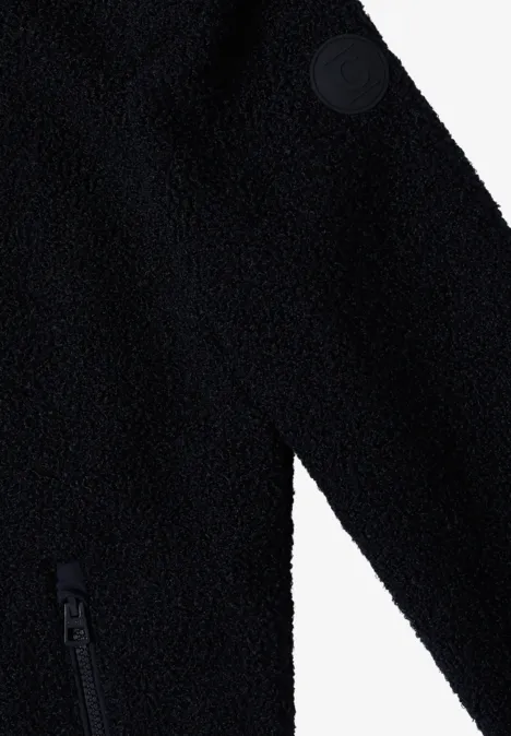Nahaufnahme eines schwarzen Fleece-Oberteils mit Reißverschluss und weichem, flauschigem Material.