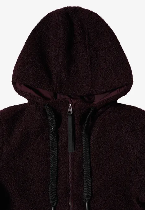 Flauschige, dunkelrote Kapuzenjacke mit Reißverschluss und Kordeln.