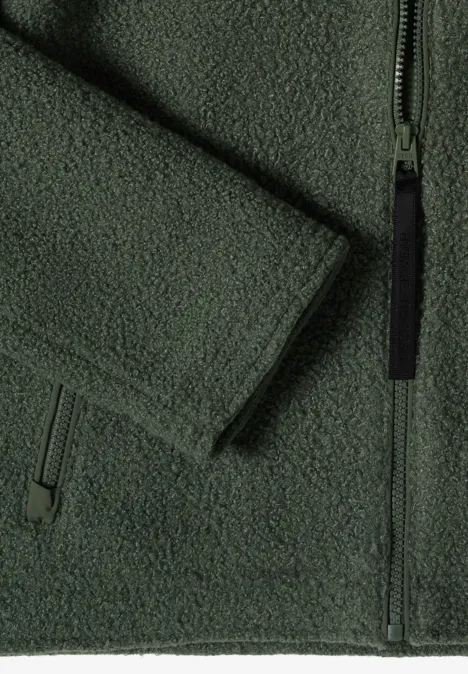 Grüner Fleece-Pullover mit Reißverschluss und Taschen.