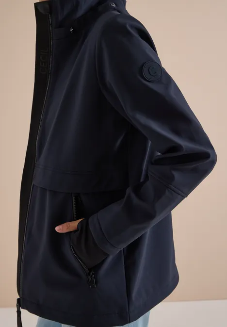 Stylische dunkelblaue Softshell-Jacke mit hohem Kragen und seitlichen Reißverschlusstaschen.