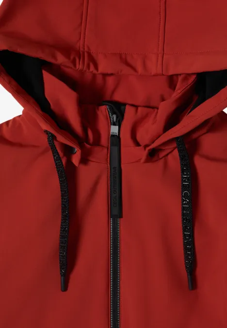 Nahaufnahme einer roten Kapuzenjacke mit schwarzem Reißverschluss und schwarzen Kordeln