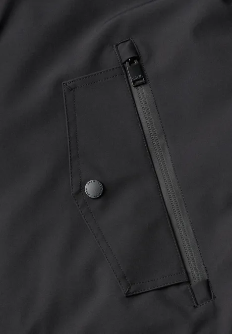 Kurze Jacke mit 2-in-1 Kapuze Black Schwarze Softshelljacke mit Reißverschluss- und Druckknopftasche.