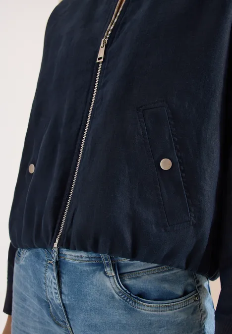 Blouson aus Leinen mit Zipper universal blue Dunkelblaue Jacke mit Reißverschluss und blaue Jeans, nur Oberkörper sichtbar.