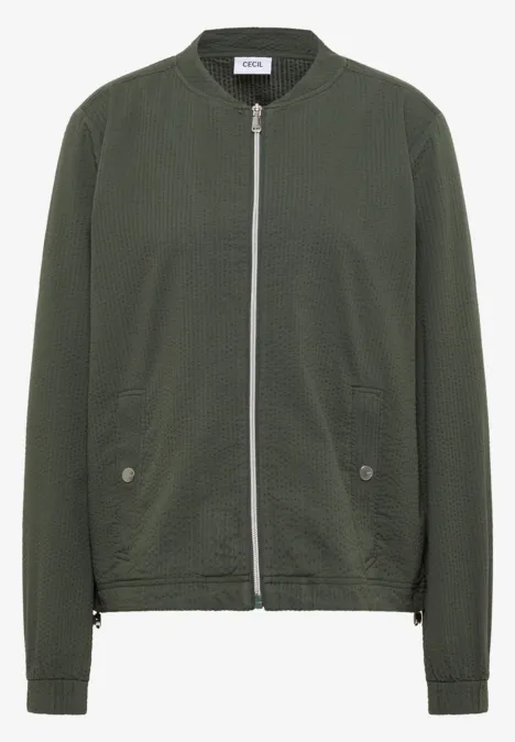 Olivgrüne Bomberjacke mit Reißverschluss und aufgesetzten Taschen – leichter Casual-Look.