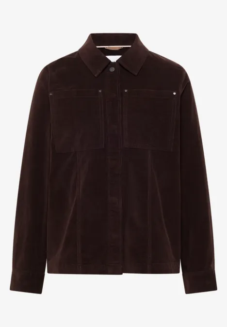 Veste-chemise en velours côtelé brun foncé, col chemise, patte de boutonnage dissimulée et poches poitrine.