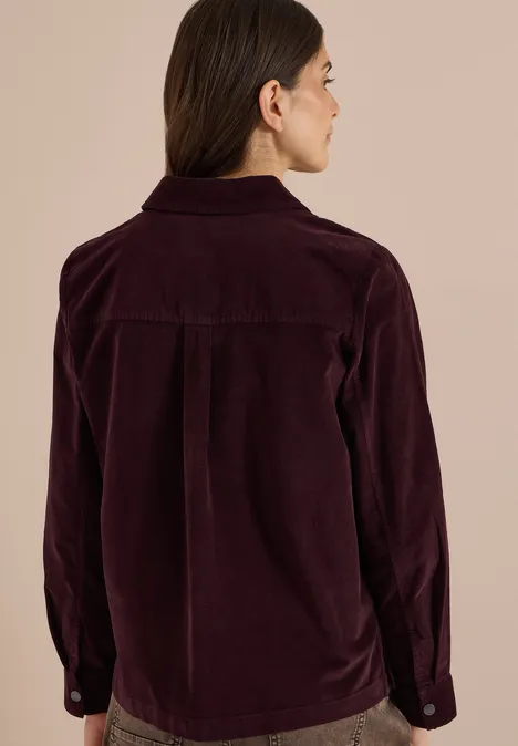 Veste en velours côtelé bordeaux vue de dos, col chemise et poignets boutonnés.