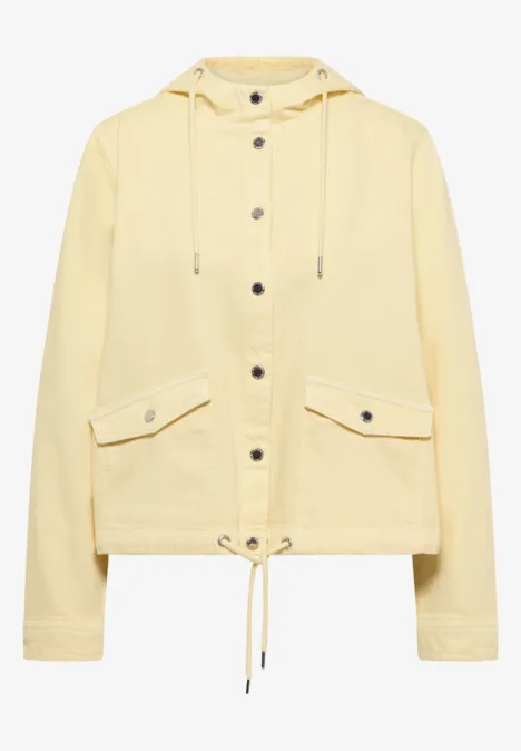 Leichte, hellgelbe Kapuzenjacke mit Druckknöpfen, Kordelzug und aufgesetzten Taschen.