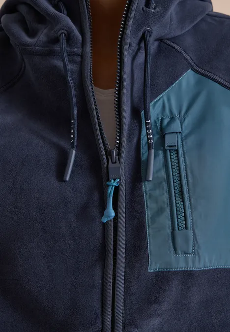 Dunkelblaue Kapuzen-Fleecejacke mit hellem Brusttaschen-Reißverschluss und Kordelzug.