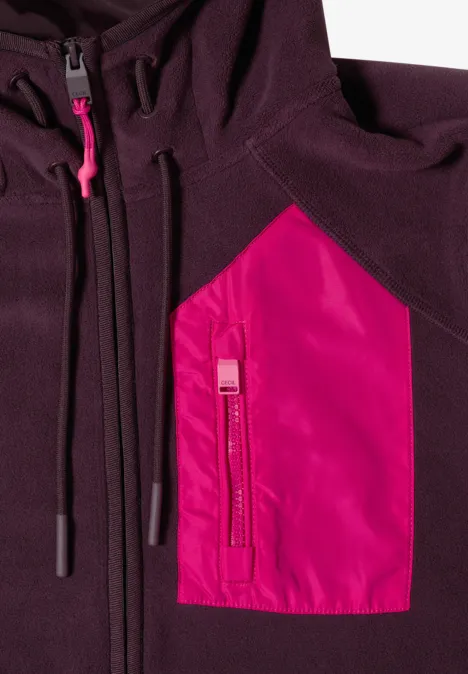 Dunkellila Kapuzenjacke mit auffälligem pinkfarbenem Reißverschluss und Brusttasche.