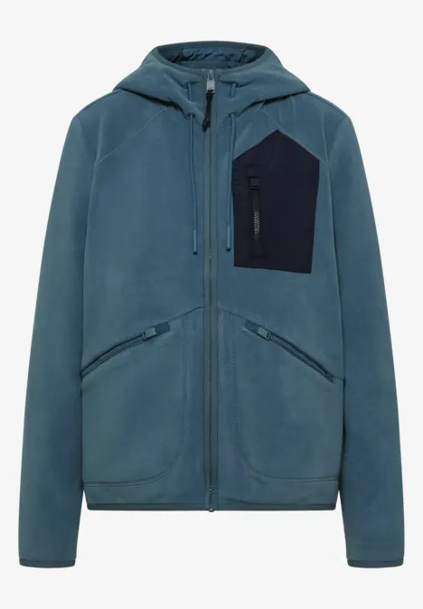 Blauwgroene fleece-hoodie met ritssluiting, twee steekzakken en een contrasterende borstzak.