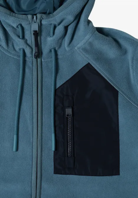 Blauw-groene fleecejas met capuchon en zwarte diagonale ritssluiting op de borstzak.