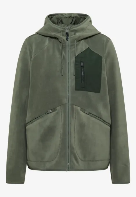 Olivgroene fleecejas met capuchon, ritssluiting over de hele lengte, contrasterende borstzak en steekzakken.