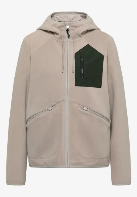 Beiger Fleece-Hoodie mit Kapuze, Reißverschluss, seitlichen Taschen und dunkler Brusttasche.