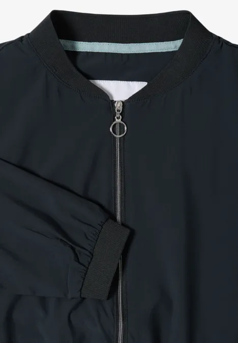 Blouson aviateur noir avec fermeture éclair argentée à anneau et col montant côtelé, vue détaillée.