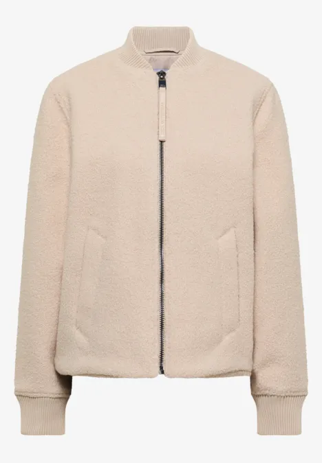 Cremefarbene Teddy-Fleece-Bomberjacke mit Reißverschluss und Stehkragen.