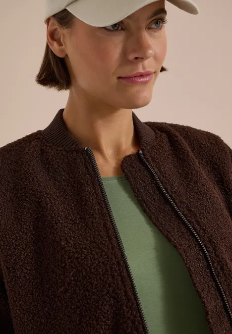 Blouson in Woll-Optik mit Zipper chocolate sauce brown Porträt einer Frau in brauner Teddy-Fleecejacke, grünem Top und beiger Baseballkappe