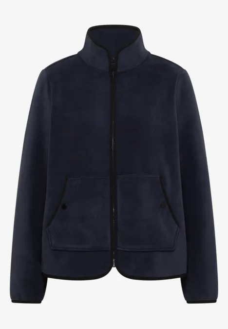 Dunkelblaue Fleecejacke mit durchgehendem Reißverschluss, Stehkragen und aufgesetzten Taschen.
