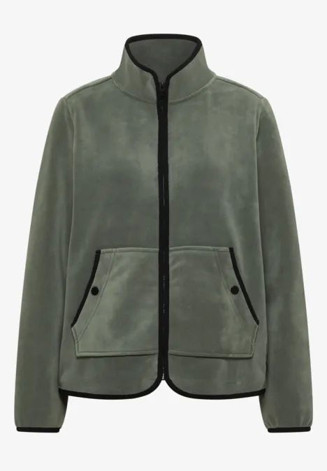 Khakigrüne Fleecjacke mit Stehkragen, Reißverschluss, kontrastierenden schwarzen Kanten und aufgesetzten Taschen.