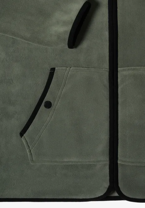 Nahaufnahme eines graugrünen Fleecejacke-Vorderteils mit schwarzem Reißverschluss und Tasche.