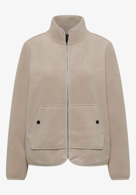 Beige Reißverschlussjacke mit hohem Kragen und zwei aufgesetzten Taschen, schlicht und modern.